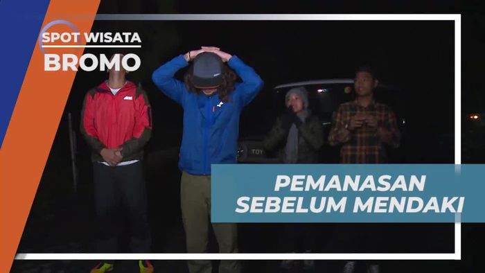 Melakukan Pemanasan Sebelum Mendaki ke Bukit Cinta, Bromo