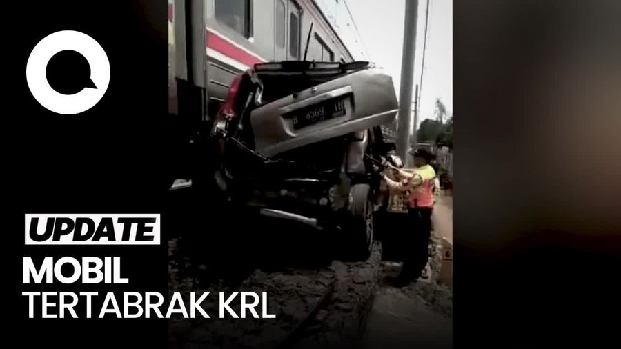 Momen Mobil Nissan X-Trail Tertabrak KRL di Jakbar