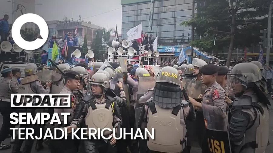 Ricuh! Massa Buruh Paksa Masuk Area Tol Pasteur Bandung