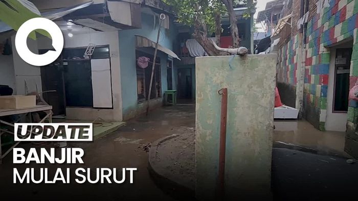 Banjir di Bidara Cina Jaktim Surut, Warga Mulai Bersih-bersih