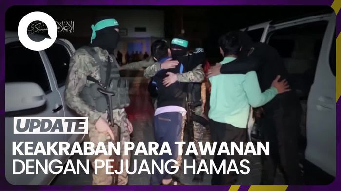 Ekspresi Keakraban Para Tawanan dengan Pejuang Hamas saat Dibebaskan