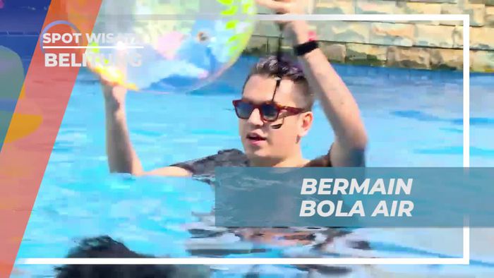 Seru-seruan Bermain Bola Air di Kolam Penginapan Belitung