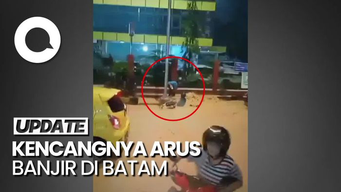 Hujan Deras di Batam, Pemotor Hanyut Terseret Banjir
