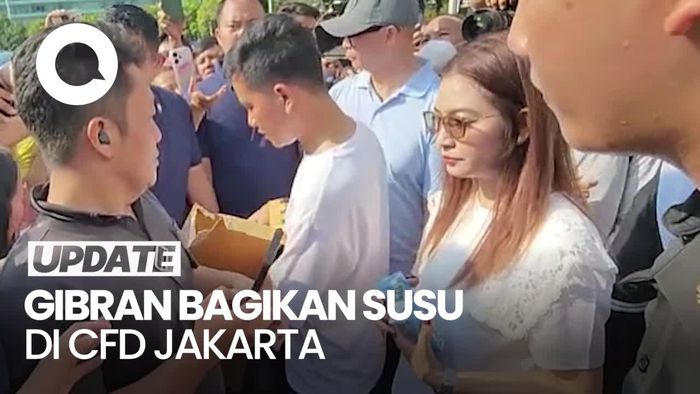 Gibran dan Selvi Bagi-bagi Susu ke Warga di CFD Bundaran HI