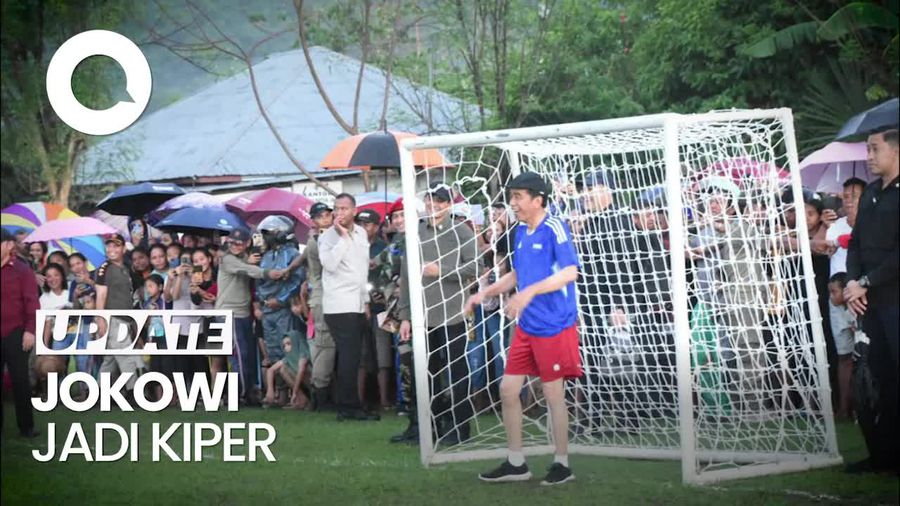 Momen Jokowi Jadi Kiper saat Main Bola Bersama Warga di NTT