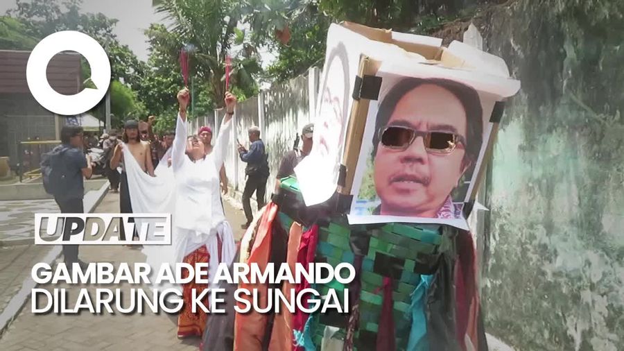 Momen Warga Jogja Larung Ade Armando ke Sungai Gajah Wong