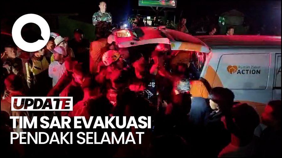 Momen Tim SAR Evakuasi 2 Pendaki Selamat dari Erupsi Gunung Marapi