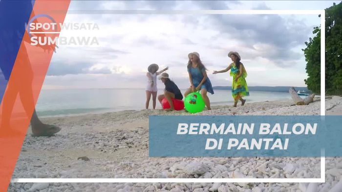 Seru-seruan Bermain Balon di Pantai Poto Jarum Sumbawa