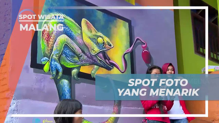 Berfoto Ria Dengan Latar Karya Seni Warna-warni di Kota Malang