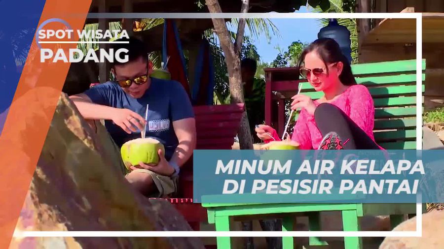 Menikmati Kesegaran Air Kelapa di Tepi Pantai, Padang