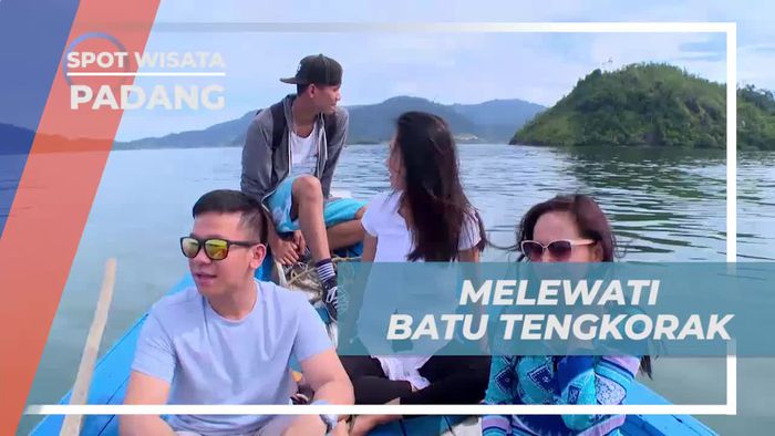 Pemandangan Unik Batu Tengkorak Dalam Perjalanan Menuju Kawasan Wisata Mandeh Padang