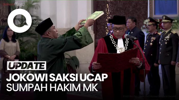 Hakim MK Ridwan Mansyur Ucapkan Sumpah Jabatan di Depan Jokowi