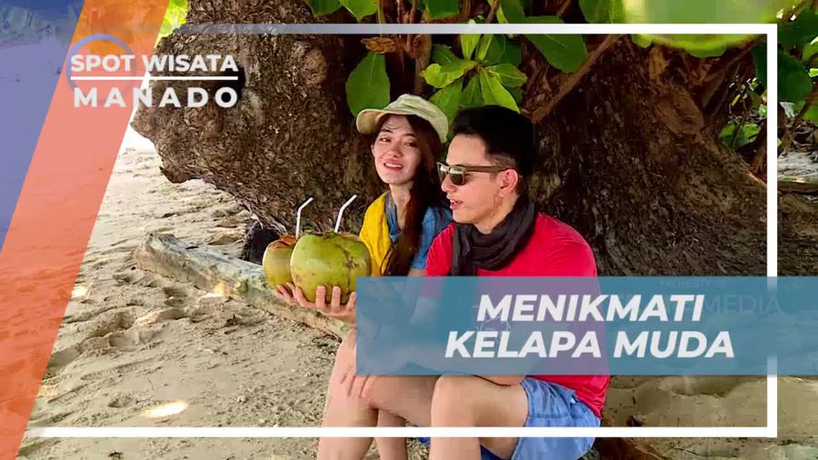 Menikmati Kesegaran Kelapa Muda di Tepi Pantai, Manado