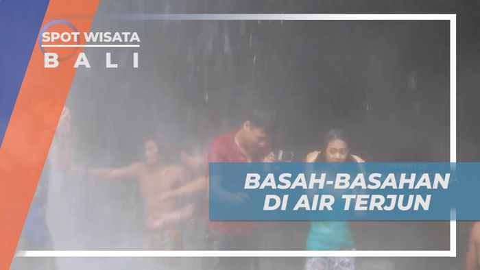 Serunya Basah-basahan di Bawah Derasnya Aliran Air Terjun Tegenungan, Bali