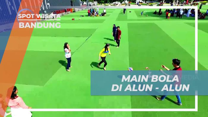 Seru-seruan Bermain Bola di Alun-alun Kota Bandung