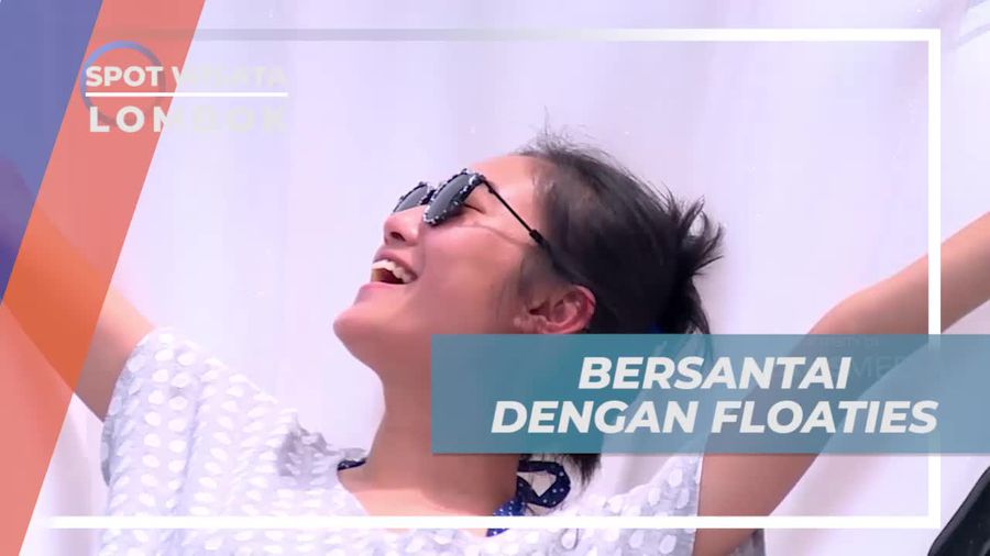 Menikmati Liburan, Bersantai di Atas Floaties di Kolam Renang Hotel, Lombok
