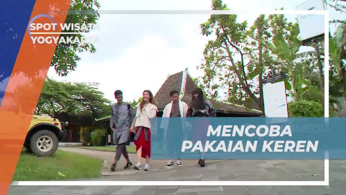 Mencoba Pakaian Cantik Hasil Tenun Asli Yogyakarta 