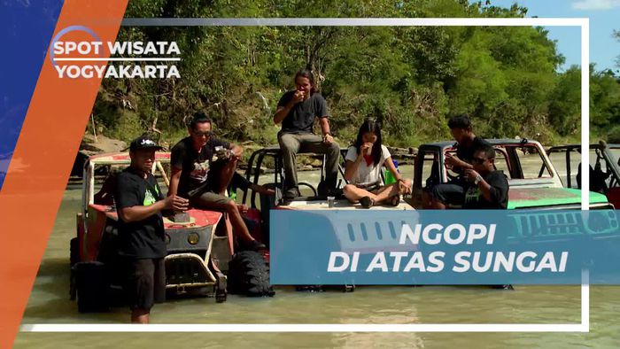 Beristirahat Sejenak Dengan Seruput Secangkir Kopi di Atas Sungai, Yogyakarta 