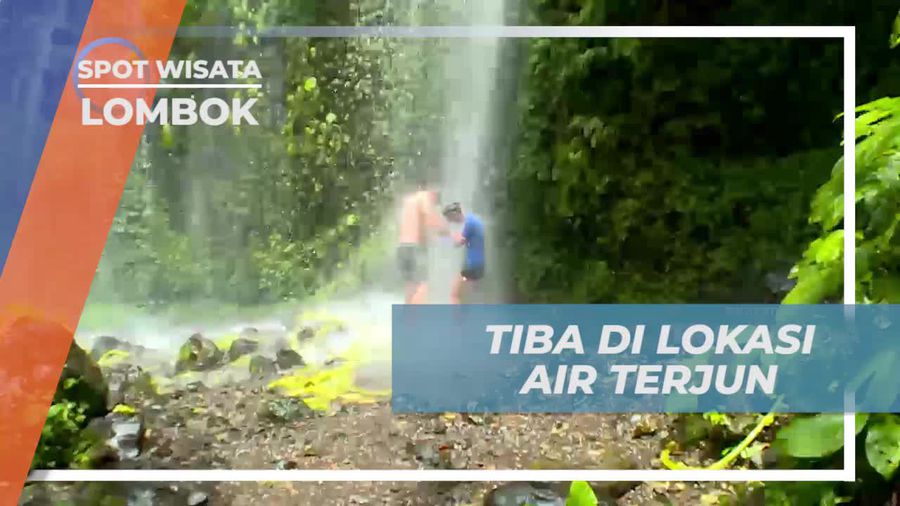 Seru-seruan Bermain Air di Bawah Aliran Air Terjun Benang Kelambu, Lombok