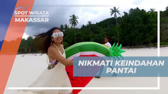 Seru-seruan Bermain Floaties di Tepi Pantai Makassar 