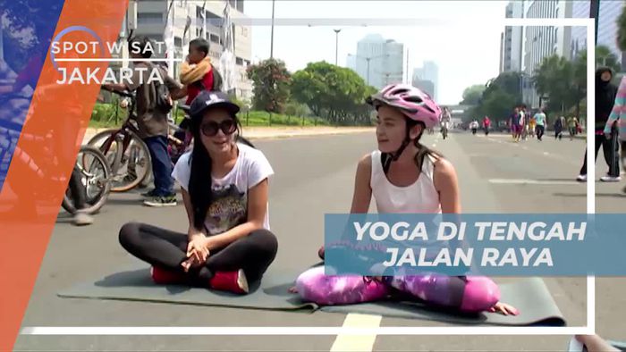 Yoga di Tengah Jalan Raya, Olahraga Asik Saat Car Free Day Jakarta
