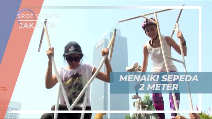 Mencoba Menaiki Sepeda Setinggi Dua Meter di Jakarta