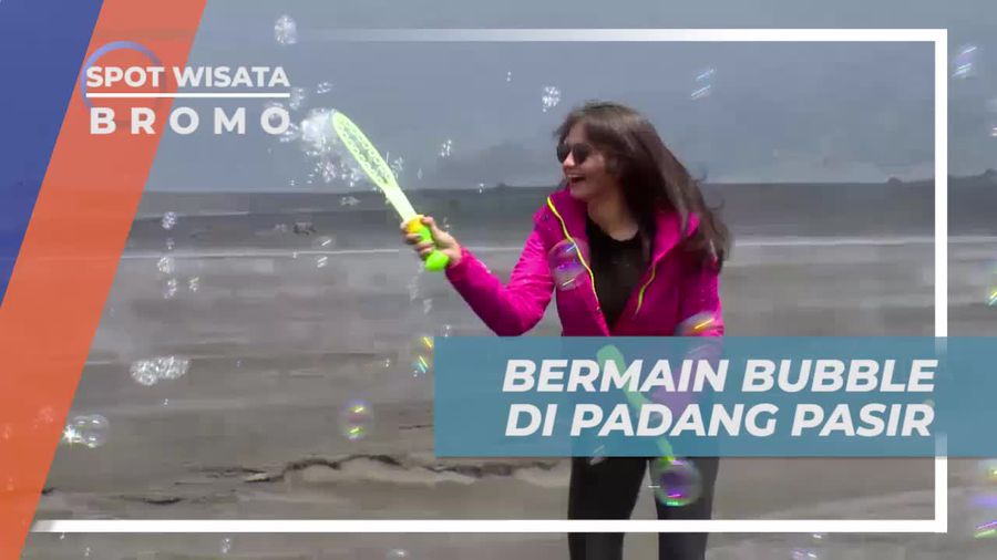 Seru-seruan Bermain Gelembung air di Padang Pasir kaki Gunung Bromo