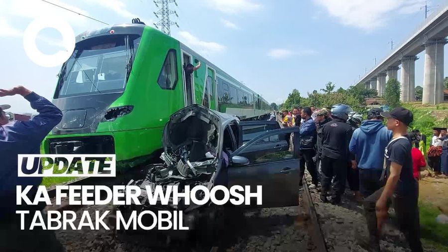 Penampakan KA Feeder Whoosh Tabrak Mobil 6 Penumpang di Bandung