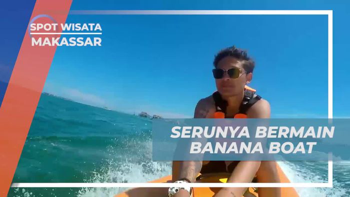 Mengarungi Ombak Laut Makassar Dengan Banana Boat