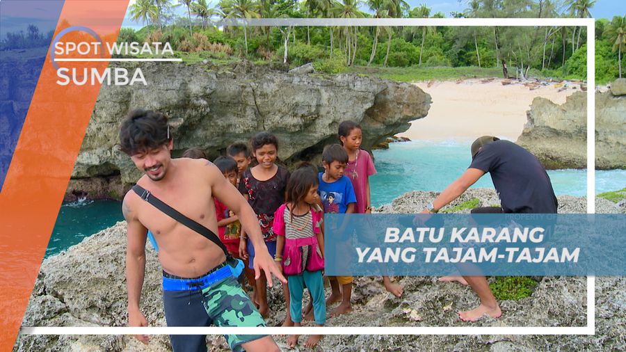 Menuju Spot Cliff Jump di Atas Batu Karang Pantai Mandorak, Sumba