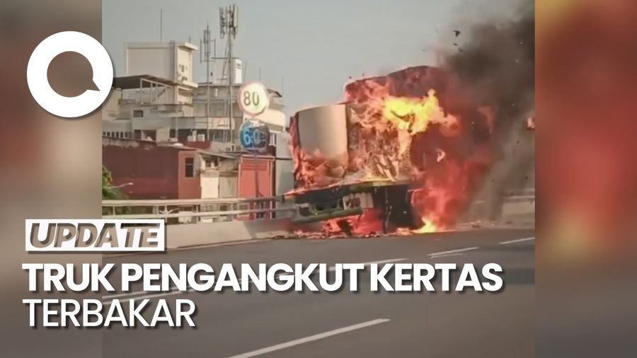 Penampakan Truk Pengangkut Kertas Terbakar di Tol Dalam Kota arah Grogol