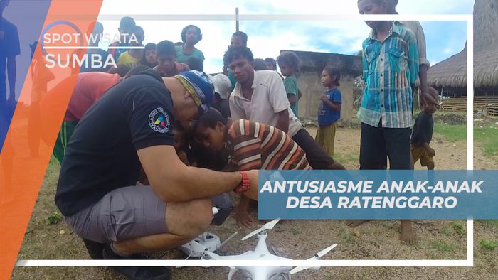 Seru-seruan Habiskan Waktu Bermain Bareng Anak-anak Desa Adat Ratenggaro, Sumba