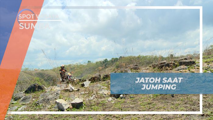 Sensasi Jatuh Dari Motor Trail Saat Aksi Jumping di Trek Bebatuan, Sumba