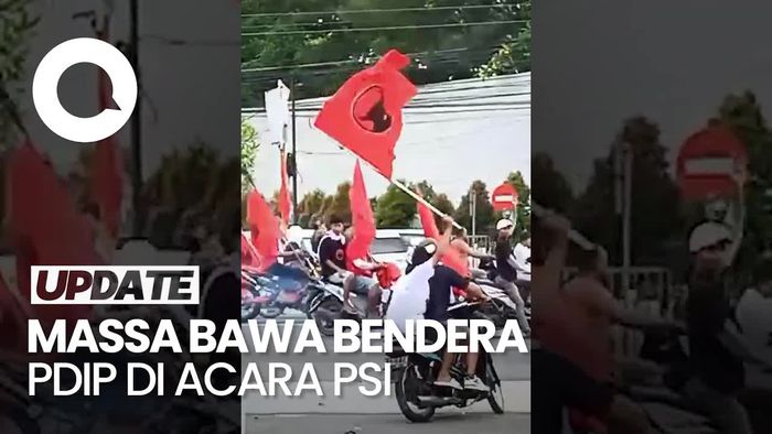 Massa Bawa Bendera PDIP Geber Motor Saat PSI Gelar Acara di Pati