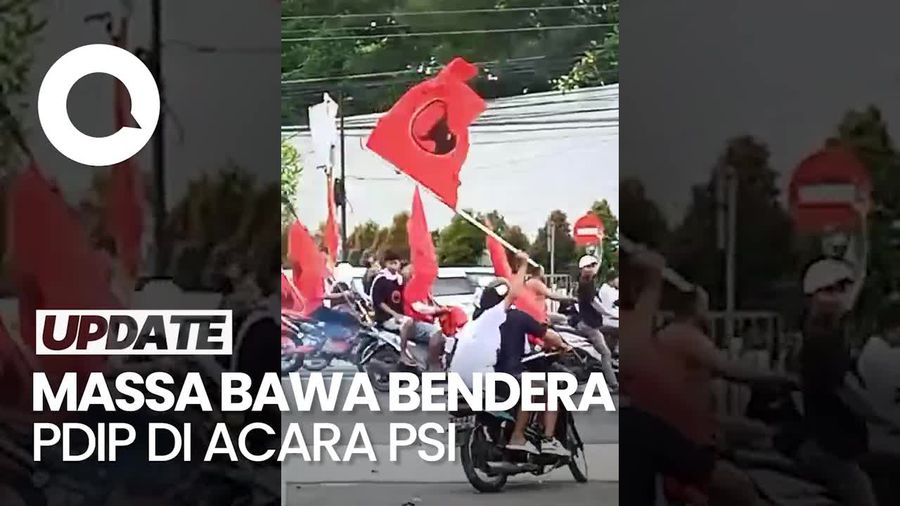 Massa Bawa Bendera PDIP Geber Motor Saat PSI Gelar Acara di Pati