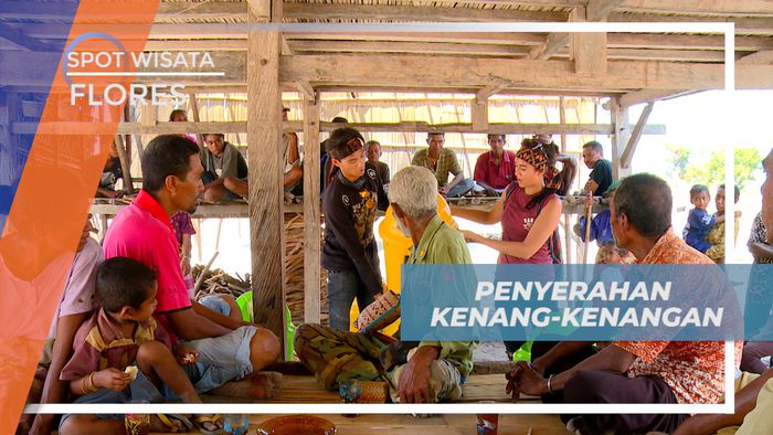 Penyerahan Buah Tangan Simbol Kebersihan di Flores