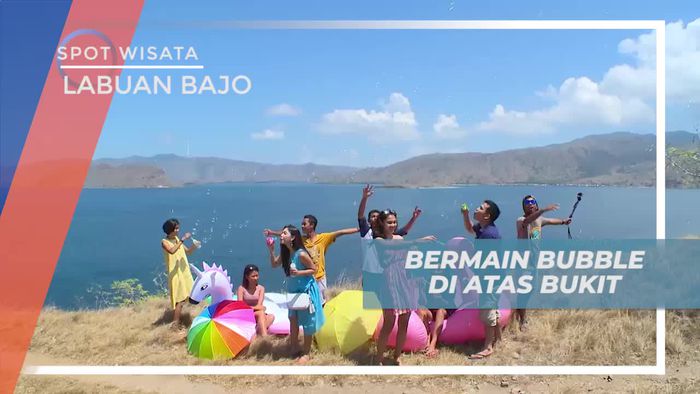 Bermain Gelembung di Atas Bukit Kawasan Pink Beach Labuan Bajo