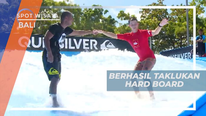 Seru-seruan Surfing Menggunakan Hard Board di Wahana Flow Rider, Bali