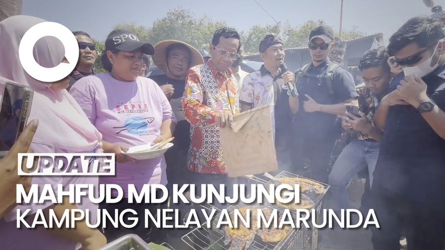 Momen Mahfud Md Naik Perahu-Makan Ikan Bareng Nelayan di Marunda