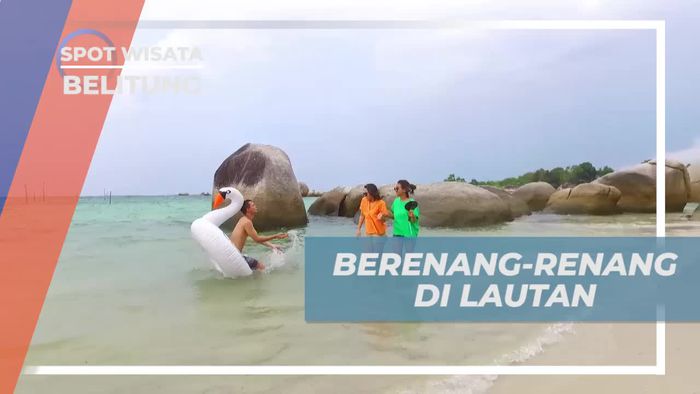 Berenang-renang di Laut Pantai Tanjung Tinggi yang Indah, Belitung