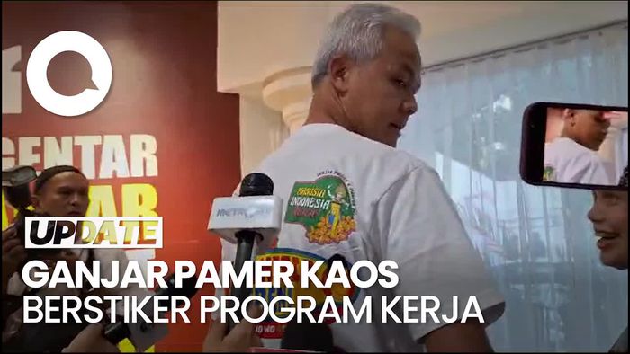Ganjar Pamer Kaos Berstiker Program: Ini Dibuat Relawan