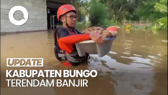 Proses Evakuasi Bayi Terjebak Banjir di Bungo Jambi
