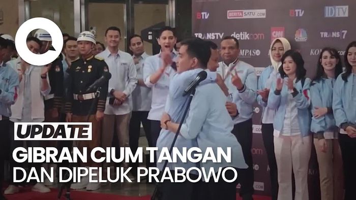 Momen Gibran Cium Tangan dan Dipeluk Prabowo Seusai Debat Cawapres