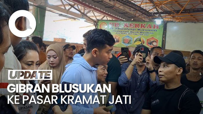Blusukan ke Pasar Kramat Jati, Gibran Jadi Sasaran Selfie Emak-emak