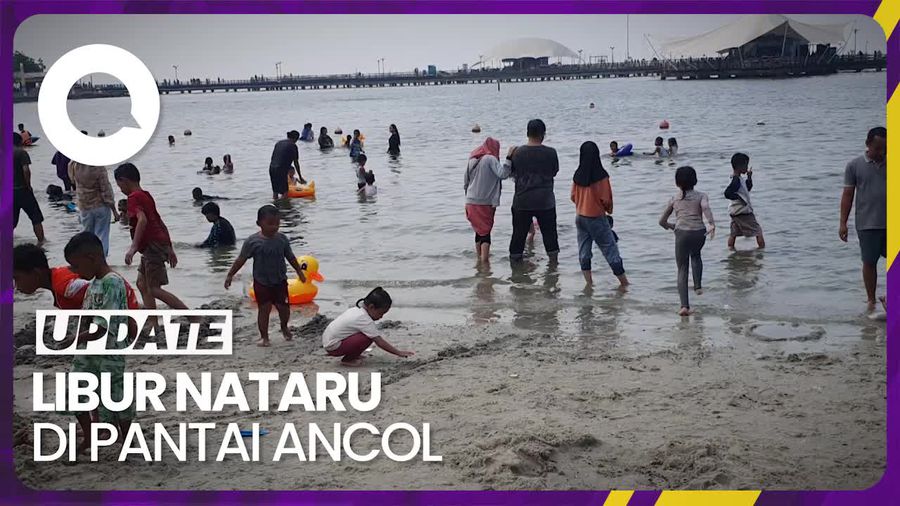 Suasana Pantai Ancol yang Ramai Pengunjung Saat Libur Nataru