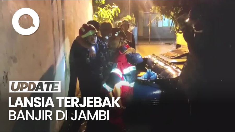 Momen Petugas Damkar Evakuasi Lansia Terjebak Banjir di Jambi