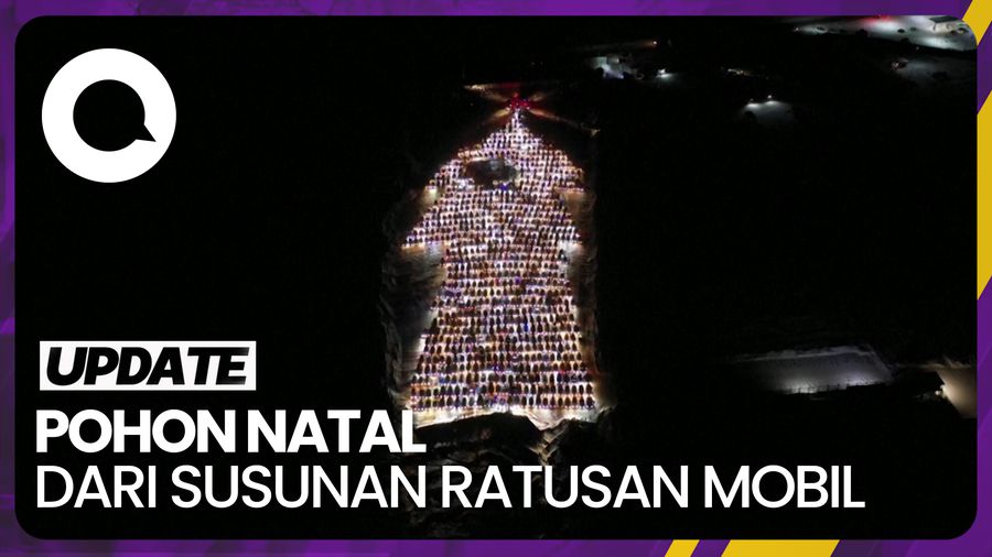 Melihat Pohon Natal Raksasa yang Disusun dari Ratusan Mobil