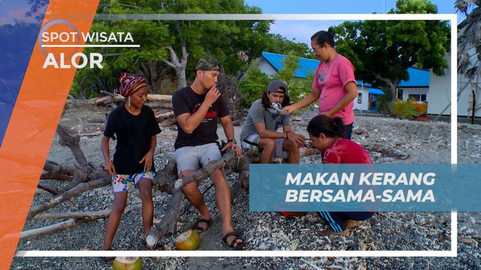 Berbagi Keakraban, Makan Hasil Laut Bareng Warga Kampung Pigewa, Alor