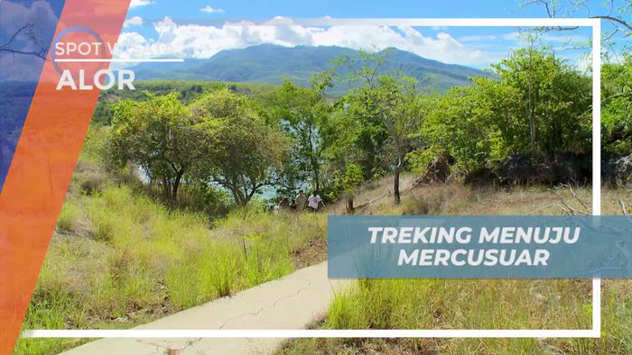 Berjalan Menuju Mercusuar Untuk Melihat Wilayah Perbatasan Alor - Timor Leste