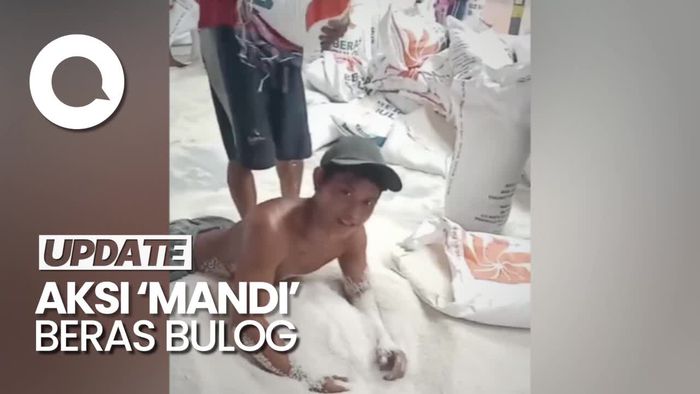 Heboh Aksi Buruh Mandi Beras di Gudang Bulog Surabaya
